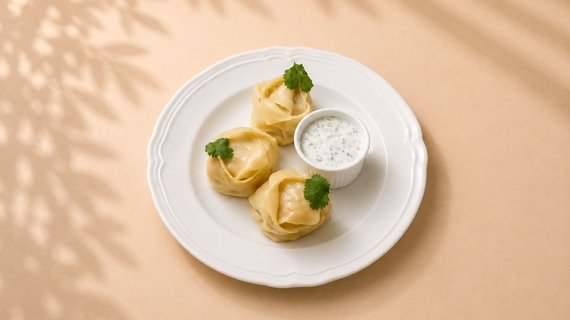 Манты мясные с йогуртовым соусом