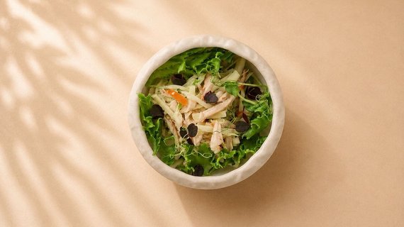 Салат с копченым куриным филе и яблоком